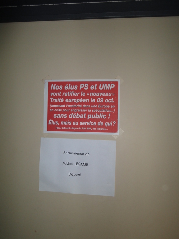 Sur la porte de Mr Lesage député PS