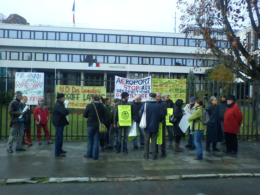 Devant la préfecture