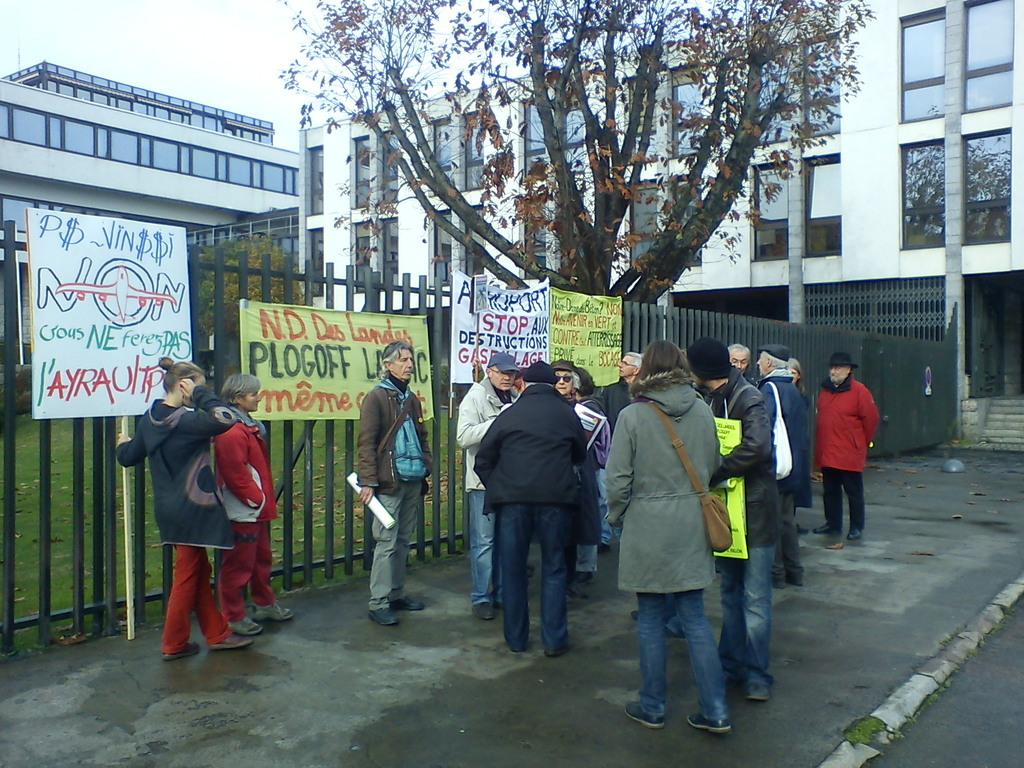 Devant la préfecture
