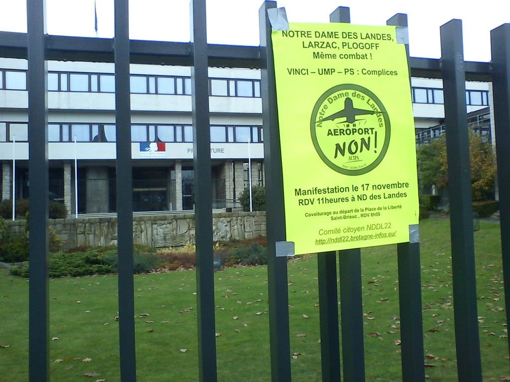 Devant la préfecture