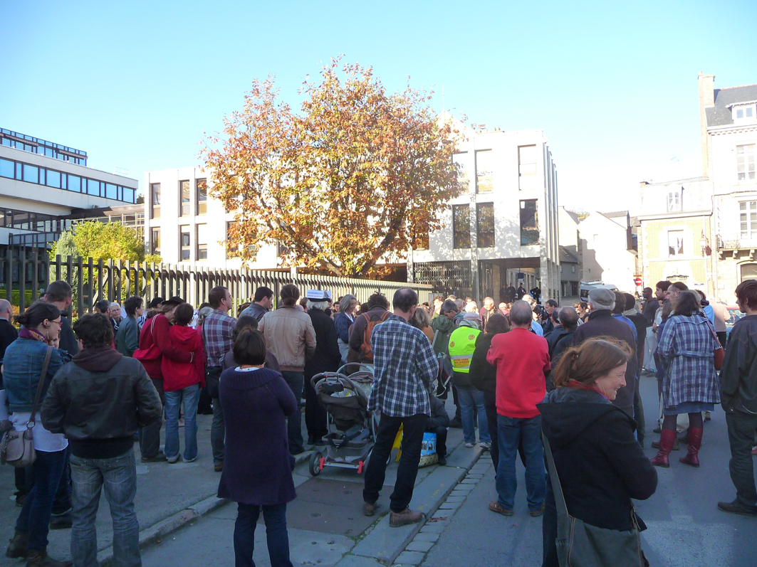 Rassemblement devant la préfecture