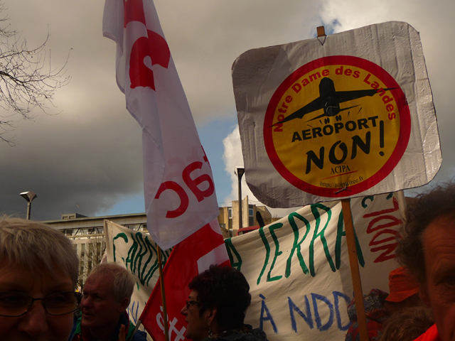 Manifestation contre l'aéroport